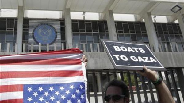 محتج من سفينة "بسالة الامل" امام السفارة الامريكية في اثينا
