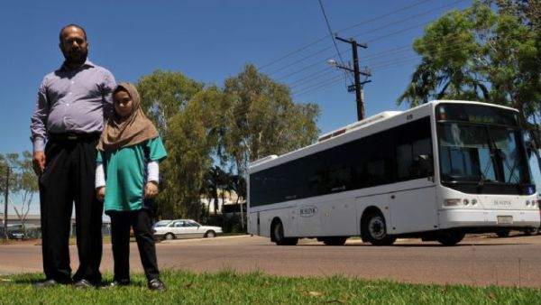 الطفلة تقف مع والدها