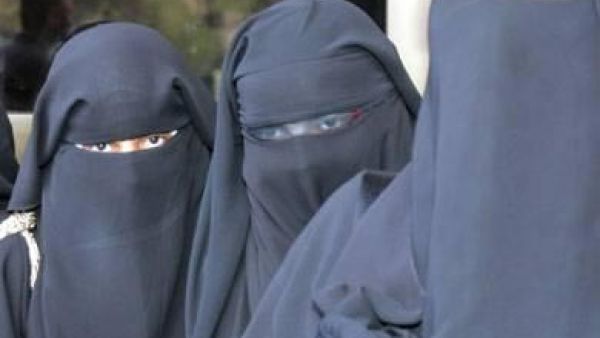 مجموعة من النساء المنقبات مجموعة من النساء المنقبات