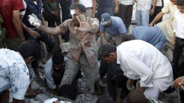 سوريون يبحثون عن ناجين وسط الدمار الذي خلفته الغارة على اعزاز
