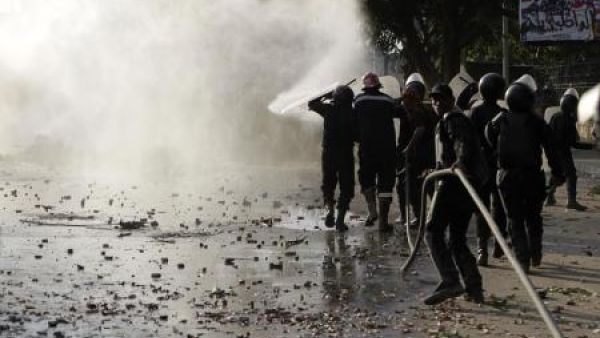 شرطة مكافحة الشغب تستخدم خرايطم المياه لتفريق طلاب من جامعة القاهرة خلال احتجاجات يوم الثلاثاء