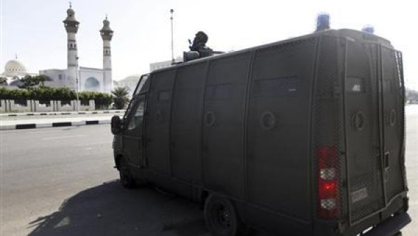 سيارة شرطة امام جامعة الازهر في القاهرة
