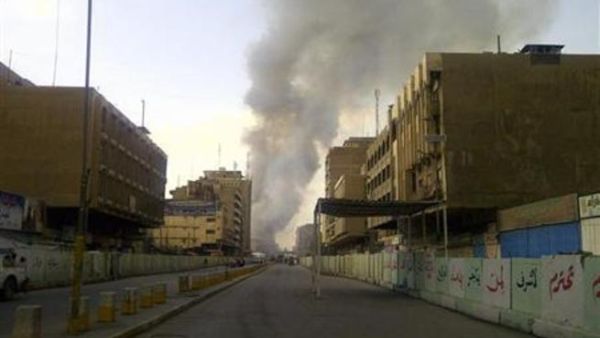 دخان يتصاعد من موقع انفجرت فيه قنابل في سوق مزدحمة في حي الشورجة التجاري في وسط بغداد يوم الاحد.
