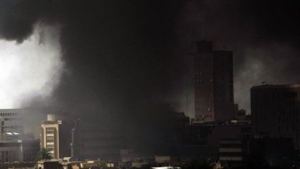 الدخان الاسود ينتشر في موقع احد الانفجارات التي وقعت الاحد في بغداد