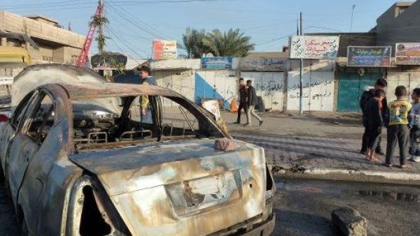 سيارة متفحمة في موقع تفجير سيارة مفخخة في البياع ذات الغالبية الشيعية غرب بغداد