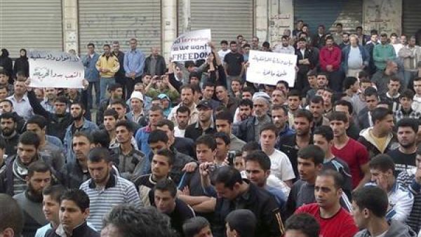 محتجون خلال مظاهرة في بانياس بسوريا يوم الاربعاء محتجون خلال مظاهرة في بانياس بسوريا يوم الاربعاء