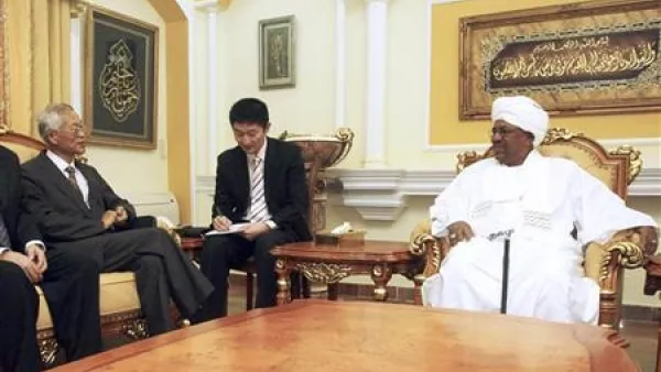 الرئيس السوداني عمر حسن البشير (الى اليمين) يستقبل المبعوث الصيني الخاص الى السودان 
