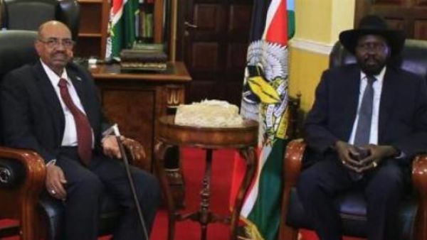 سلفا كير رئيس جنوب السودان (يمينا) والرئيس السوداني عمر حسن البشير في جوبا