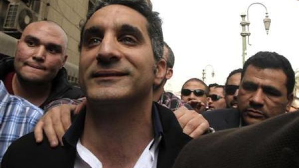 باسم يوسف لدى وصوله إلى محكمة في القاهرة يوم الاحد
