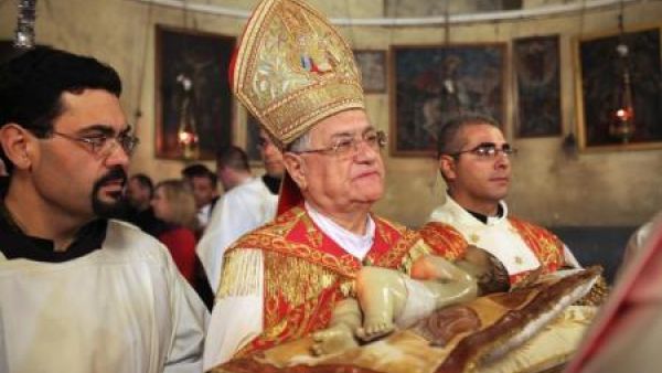البطريرك فؤاد طوال بطريرك اللاتين في القدس (في الوسط) في كنيسة المهد ببيت لحم 
