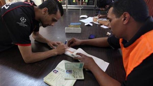 رجل يسجل في قوائم الناخبين في بنغازي رجل يسجل في قوائم الناخبين في بنغازي