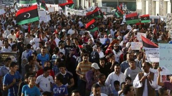 محتجون يشاركون في مسيرة بمدينة بنغازي
