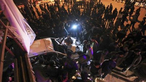 سكان يتجمعون في موقع هجوم بقنبلة على سيارة للشرطة في بنغازي
