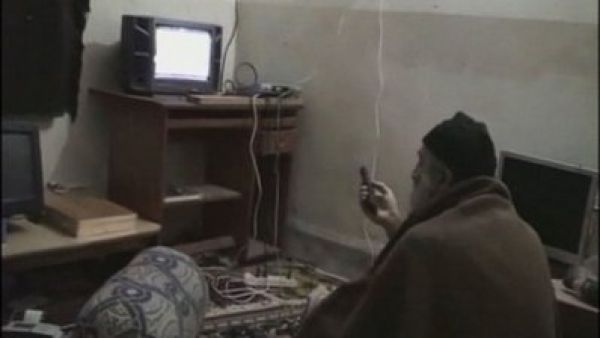 جانب من شريط الفيديو الذي بثته واشنطن لزعيم القاعدة بن لادن 