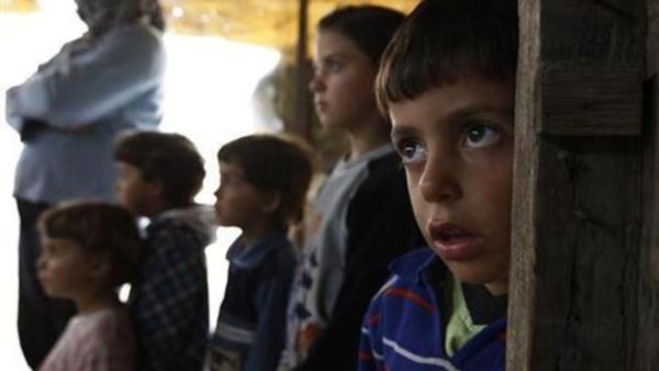 لاجئون سوريون داخل خيمة بقرية في وداي البقاع بجنوب لبنان
