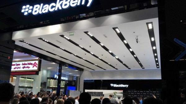 Pictured: Blackberry P9982 release in Dubai Mall (Photocredit: tbreak)