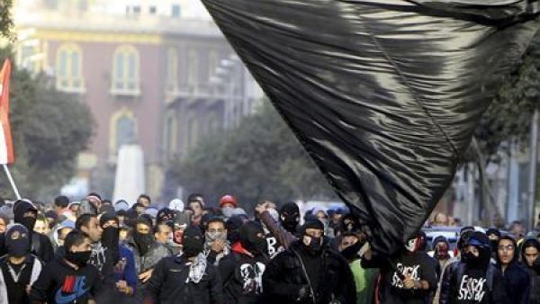 عناصر من جماعة بلاك بلوك في ميدان التحرير
