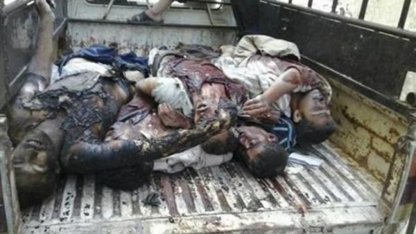 جثامين قتلى قالت المعارضة انهم سقطوا بنيران قوات الاسد قرب دمشق يوم الاربعاء
