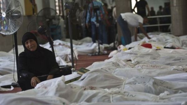 جثث اشخاص قتلوا خلال فض قوات الامن لاعتصامي مؤيدي مرسي