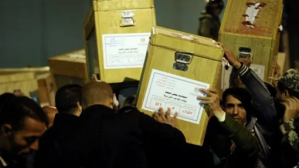 نقل صناديق الاقتراع الى مركز الفرز في القاهرة في المرحلة الثانية من الانتخابات المصرية
