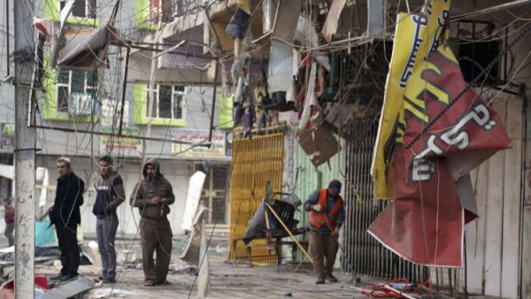 مدنيون في موقع انفجار في بغداد
