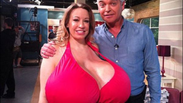 صاحبة اكبر صدر في العالم تذهل اميركا!!