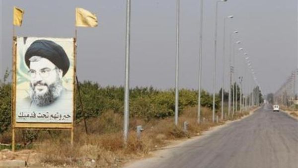 صورة لزعيم حزب الله حسن نصرالله في قرية لبنانية على الحدود مع سوريا
