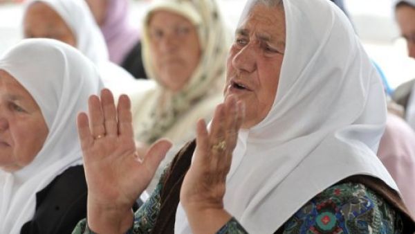 امرأة بوسنية مسلمة نجت من مجزرة سريبرينيتسا عام 1995 في لحظة انفعال لدى مشاهدتها راتكو ملاديتش يمثل امام المحكمة

