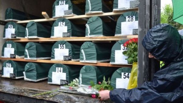 جنازة جماعية ل 66 مسلما قتلوا اثناء حرب البوسنة 
