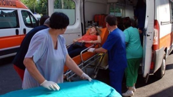 فرق الاسعاف البلغارية تنقل الجرحى الى المستشفى اثر الانفجار في مطار بورغاس 
