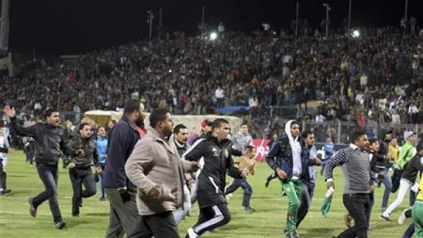 مشجعون في قلب استاد بورسعيد عقب تفجر اشتباكات بعد انتهاء مباراة المصري والأهلي 