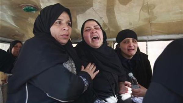 اقارب قتلى في ستاد بورسعيد ينتظرون جثث قتلاهم في مشرحة بالقاهرة 
