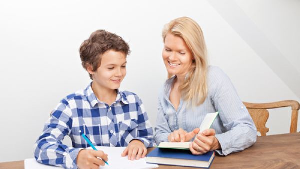 10 نصائح ممتازة تساعد الأم والطفل على حل الواجبات دون معاناة