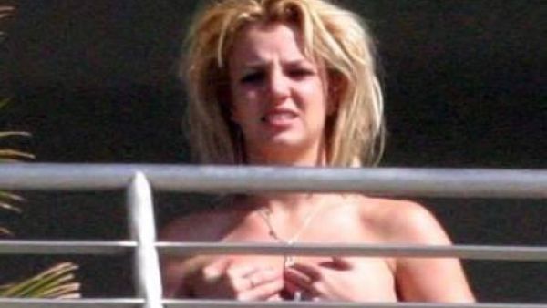 برتني تطل من شرفه منزلها 