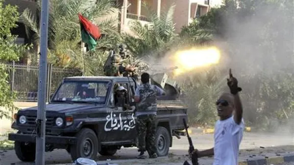 مقاتلون من المعارضة الليبية في حي ابو سليم بالعاصمة طرابلس