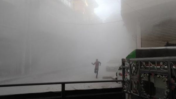 رجل يهرب من القصف في بستان القصر في حلب 