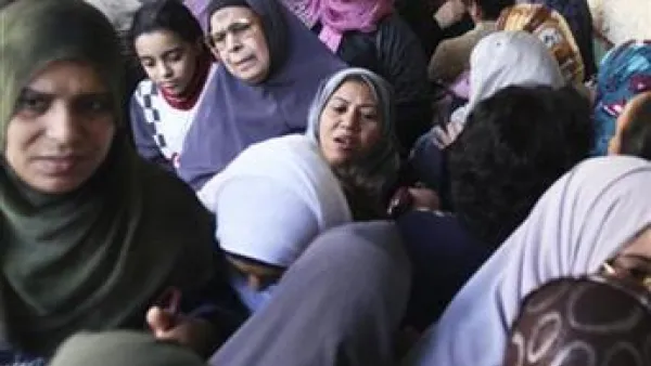 نساء في طابور خارج احدى اللجان الانتخابية في القاهرة 

