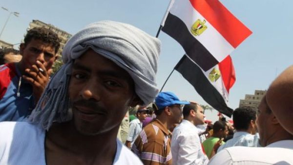 متظاهرون في ميدان التحرير بوسط القاهرة الجمعة
