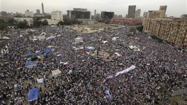 صلاة الجمعة اثناء احتجاج حاشد في ميدان التحرير بوسط القاهر