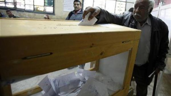 ناخب يدلي بصوته في مركز اقتراع بالقاهرة 