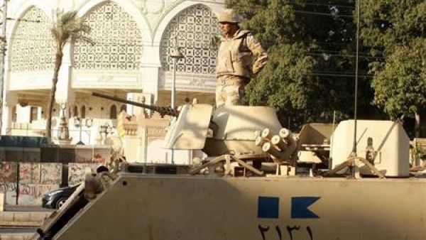 مجند مصري فوق مدرعة عسكرية أمام قصر الرئاسة في القاهرة
