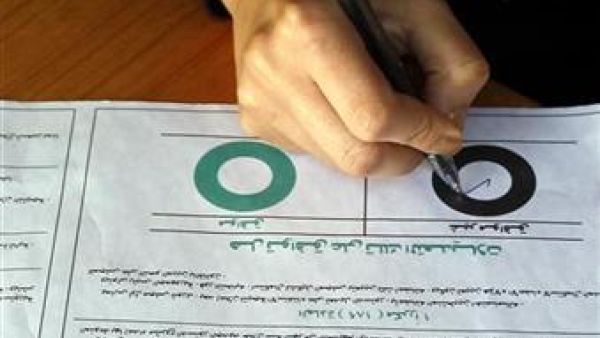 ناخبة تدلي بصوتها في استفتاء بالقاهرة
