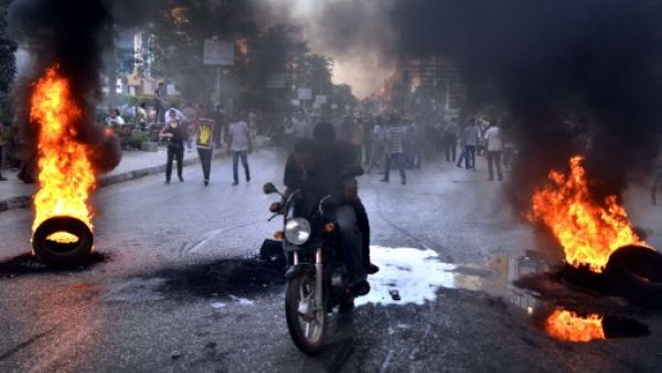 Supporters of the Muslim Brotherhood and Egypt's ousted president Mohamed Morsi clash with security forces, in Cairo, on August 30, 2013. (AFP)