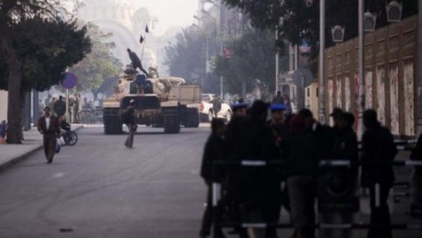 انتشار للجيش المصري في محيط القصر الرئاسي في القاهرة
