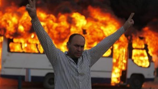 حرق حافلات تابعة لجماعة الاخوان المسلمين اثناء الاشتباكات بالقرب من مقر مكتب الارشاد في المقطم بالقاهرة