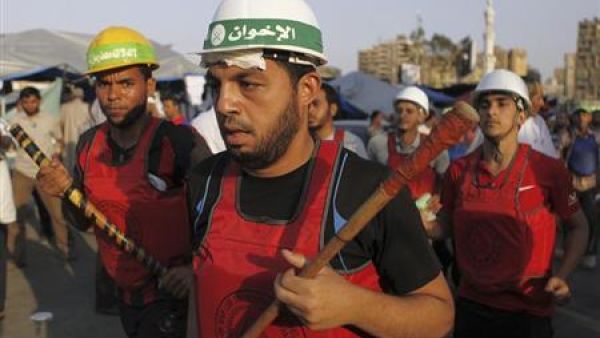 اعضاء في الاخوان المسلمين وانصار الرئيس مرسي ينظمون مسيرة خلال مظاهرة حول مسجد رابعة العدوية بضاحية مدينة نصر بالقاهرة