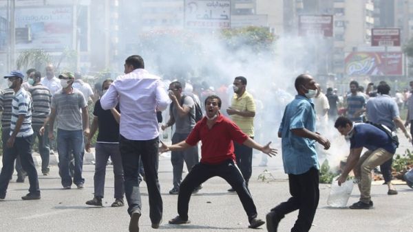 انصار مرسي يتصدون لقوات الامن في ميدان رابعة العدوية