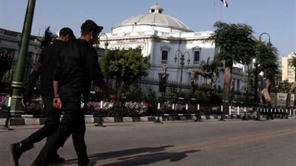 جنديان يمران أمام مقر مجلس النواب في القاهرة