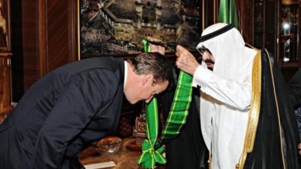 الملك عبد الله بن عبد العزيز يقلد رئيس الوزراء البريطاني ديفيد كاميرون وشاح الملك عبد العزيز
