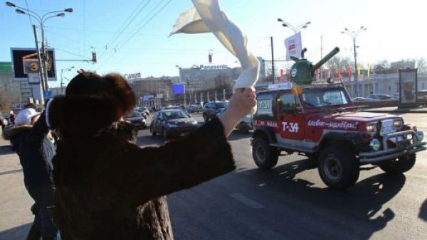 مارة يلوحون للتظاهرة السيارة
